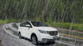 Mengendarai Mobil Saat Musim Hujan
