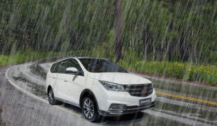 Mengendarai Mobil Saat Musim Hujan